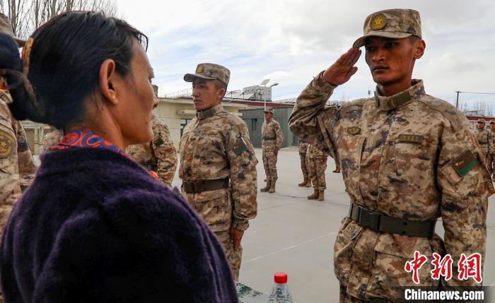 圖為列兵扎西加央向母親敬禮?！詵| 攝