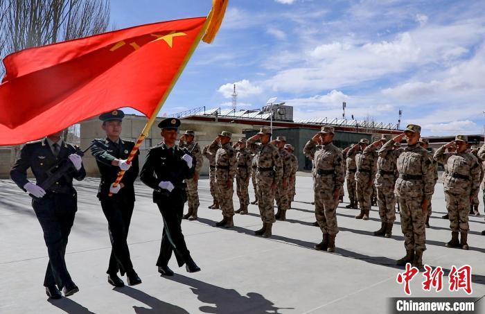 圖為授銜現(xiàn)場迎軍旗。　劉曉東 攝