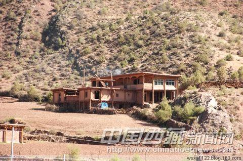 典型的柱梁承重型建筑，立柱直通二層大梁。