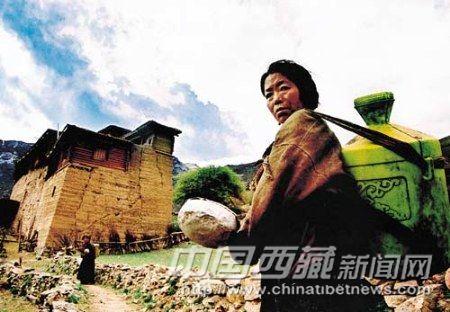 三巖帕錯民居，有高大夯土結(jié)構(gòu)，防御性好，柱墻混合承重。