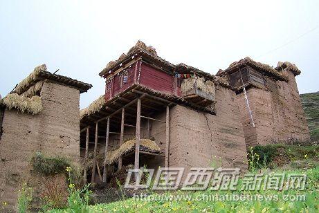 三巖帕錯民居，可見其墻柱混合承重的結(jié)構(gòu)。