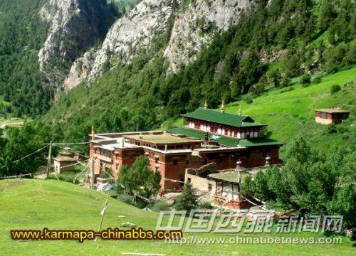 噶瑪寺是昌都現(xiàn)存最古老的寺廟之一，也是噶舉派的主寺，地位很高。