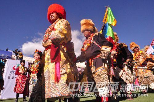 個(gè)性張揚(yáng)、堅(jiān)韌強(qiáng)悍、敢愛(ài)敢恨是康巴人鮮明的性格特征