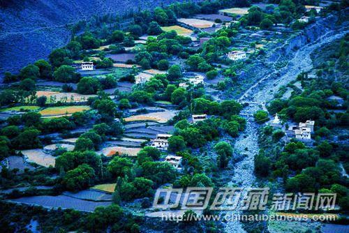 昌都地區(qū)耕地分散零碎，只適合個(gè)體家庭經(jīng)營(yíng)，所以沒(méi)有形成衛(wèi)藏常見(jiàn)的莊園經(jīng)濟(jì)。。