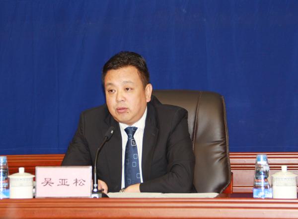 拉薩市副市長(zhǎng)、政府新聞發(fā)言人吳亞松發(fā)言。.jpg