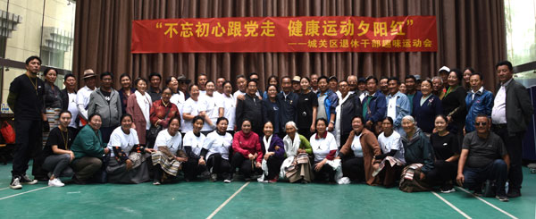 13-退休干部趣味運(yùn)動(dòng)會(huì)合影留念。.jpg