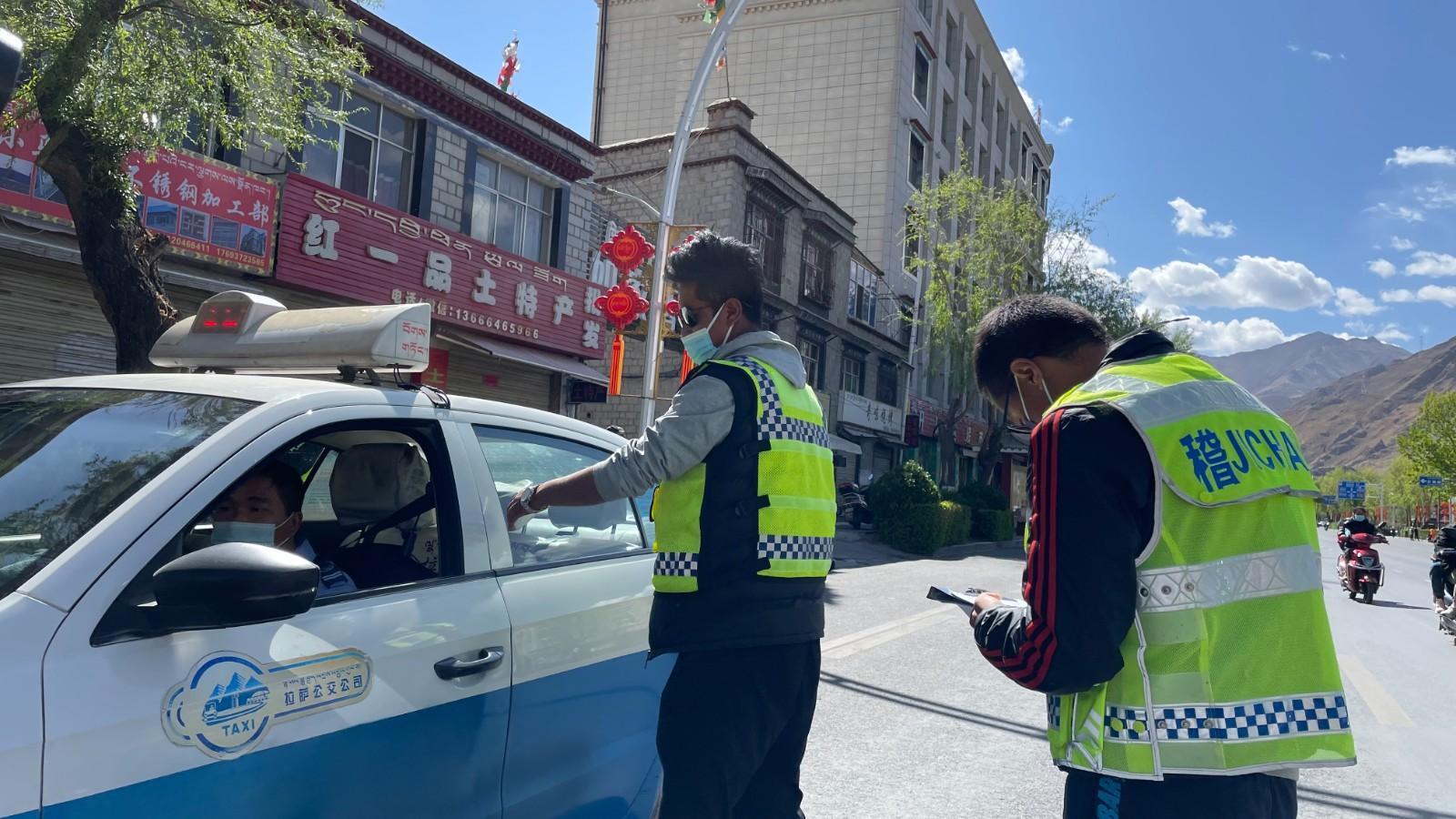 拉薩出租車(chē)公司開(kāi)展出租車(chē)亂象整治專(zhuān)項(xiàng)行動(dòng)(1972664)-20220418090708.jpg