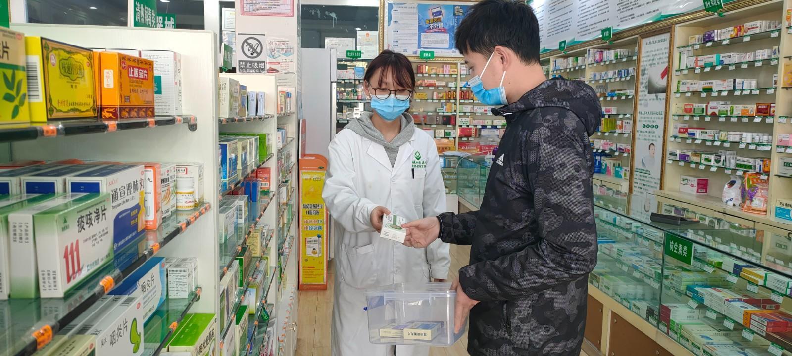 市民正在選購藥品。(4055665)-20230112093119.jpg