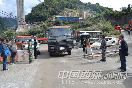 波密縣公安局通麥二級(jí)公安檢查站確保軍車(chē)順利通過(guò)