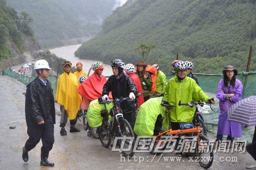 通麥二級(jí)公安檢查站站長(zhǎng)黃炳勇（左一）在轄區(qū)重點(diǎn)路段檢查