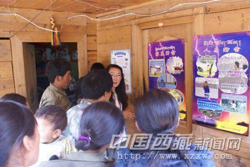 氣象工作人員給農(nóng)牧民宣講蟲草采挖期間防雷知識(shí)