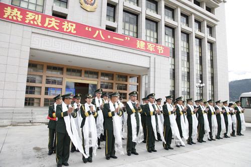 圖為支隊官兵歡迎領導到來.jpg