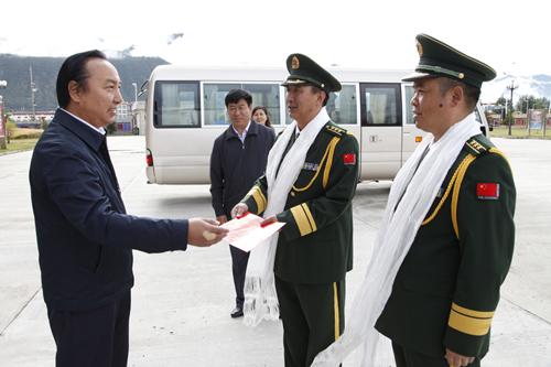 圖為達娃歐珠副書記向邊防官兵贈送慰問金.jpg