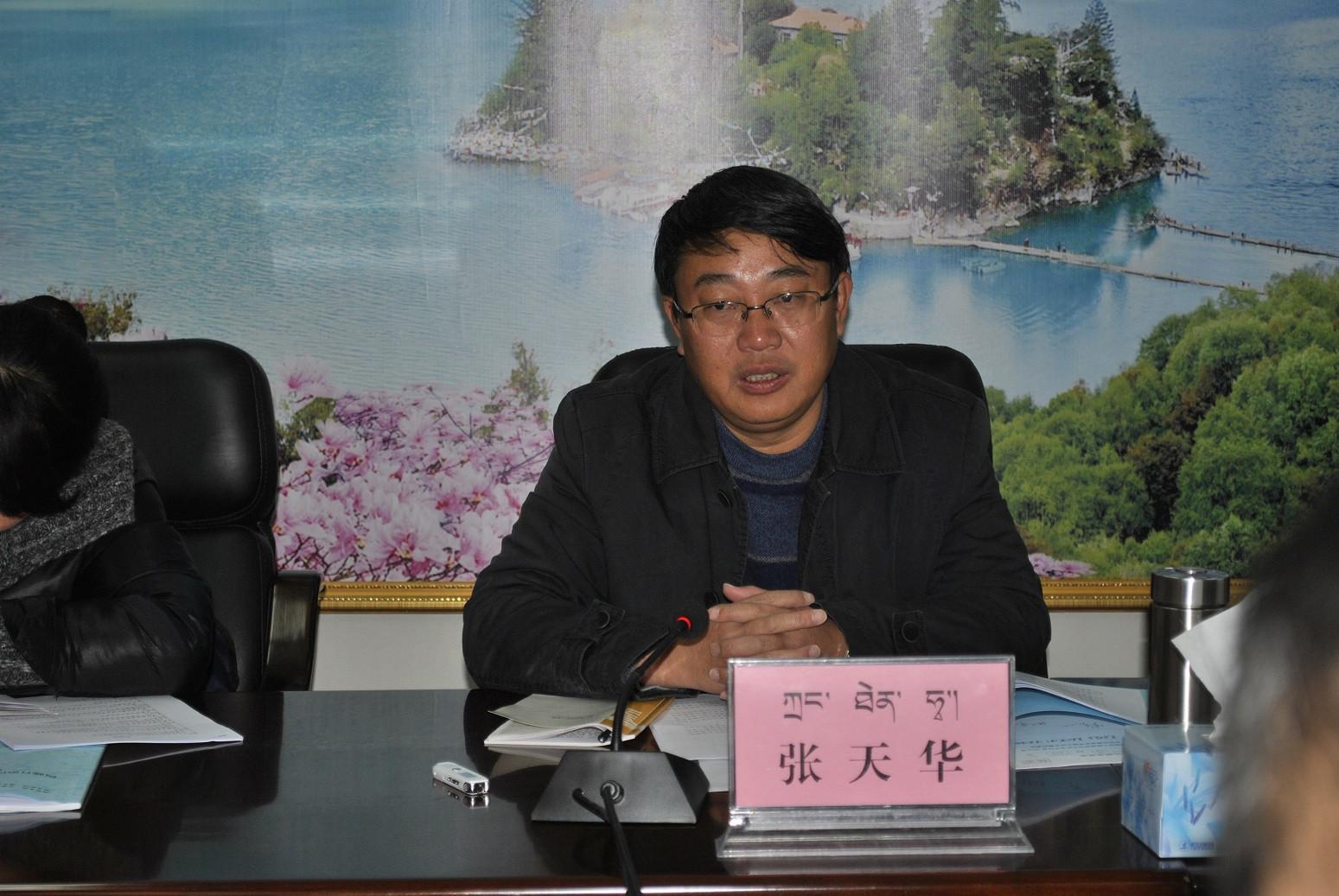 自治區(qū)環(huán)境保護(hù)第四考核組組長、區(qū)環(huán)保廳副廳長張?zhí)烊A出席會(huì)議并發(fā)表講話.JPG