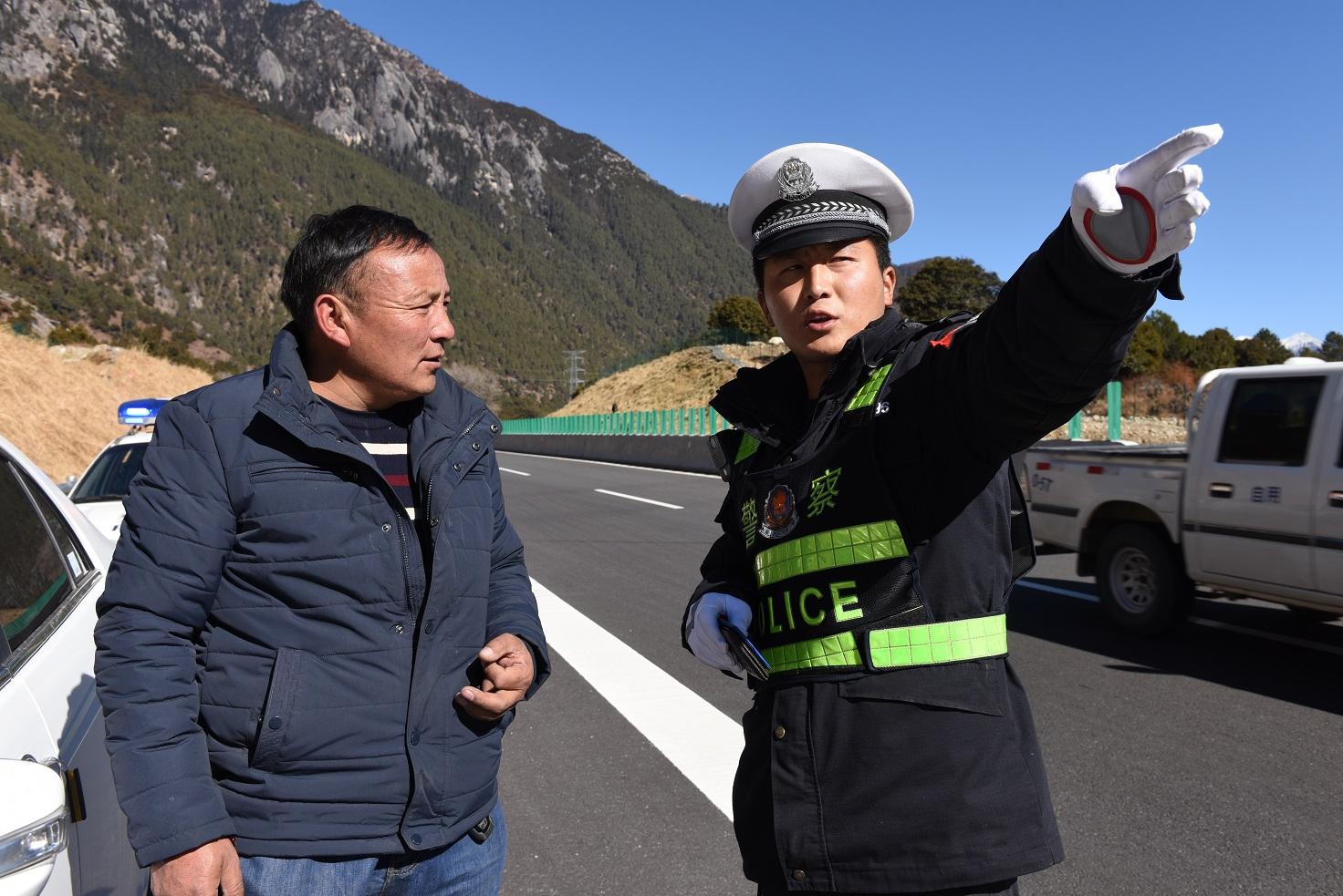 圖為高速交警為駕駛員指路。.JPG