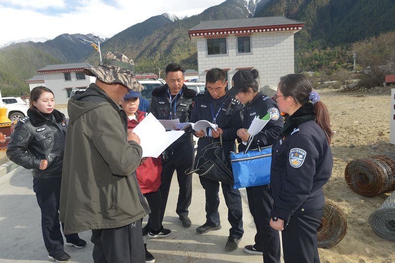 圖為：林芝巴宜區(qū)公安局黨委班子古都、唐瓊華同志前往易地扶貧搬遷點開展相關工作.jpg