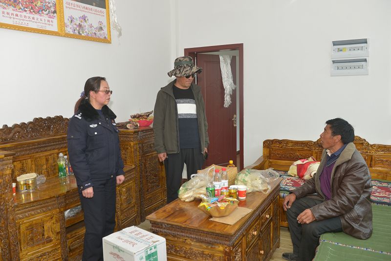 圖為：林芝巴宜區(qū)公安局黨委班子古都、唐瓊華同志前往易地扶貧搬遷點住戶家開展相關工作1.jpg