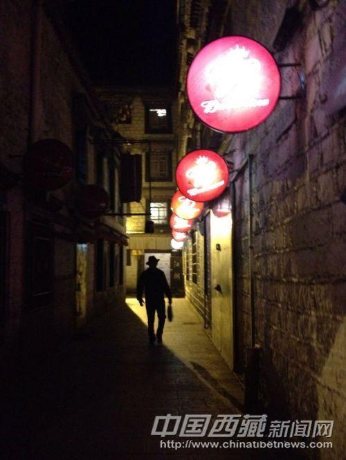 拉薩古城內(nèi)的鄉(xiāng)道  彭月圓 手機拍攝