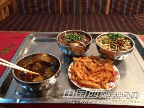 拉薩的小吃：涼粉、涼面、炸土豆  彭月圓 手機拍攝