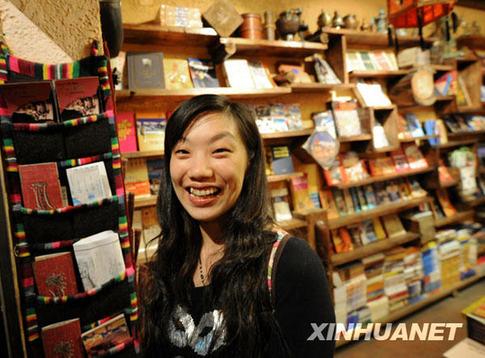 一名來(lái)自廈門的游客在古修哪書坊中（6月28日攝）。在拉薩老城區(qū)八廓街上鱗次櫛比的商鋪、酒吧和餐吧之中，有一間名叫“古修哪”（藏語(yǔ)意為：請(qǐng)進(jìn)來(lái)坐）的書坊格外引人注目，書坊內(nèi)出售有涉及西藏文化、旅游等內(nèi)容的文字圖書上千種，已成為不少國(guó)內(nèi)外進(jìn)藏游客的必去之地。新華社記者 覺果 攝