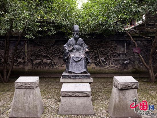 陳魚門“廣交游，琴酒無虛日”，極喜玩耍，精熟紙牌。他因深感紙牌有諸多不便，于同治三年(1846)改為竹骨，繼承碰和牌中的萬、索、筒，共108張，易紅花為綠發(fā)，白花為白板，老千為紅中，名“三箭”，各4張，各4張，共12張，增“東、南、西、北”四風(fēng)，各4張，共16張。由此形成了當(dāng)時(shí)流行的136張一副的麻將。李中華攝影