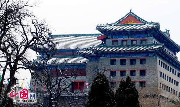 2011年2月10日的這場(chǎng)雪，是北京近60年來當(dāng)年冬季最“晚來”的雪，大家對(duì)這場(chǎng)雪期盼已久。 圖為北京美麗雪景之老城墻 (YIPIN攝影報(bào)道）