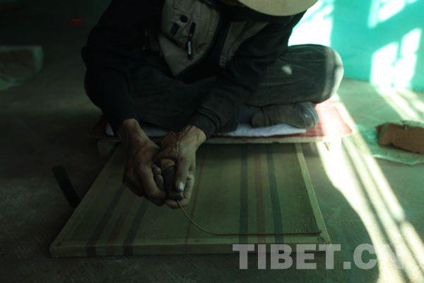 頓珠從牛角里擠出藏香泥，開始塑形