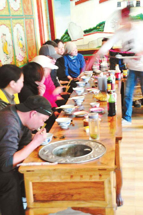 我們進(jìn)入面館的時候，里面熱鬧非凡。