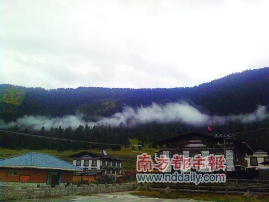 清晨，扎西崗村白云飄蕩
