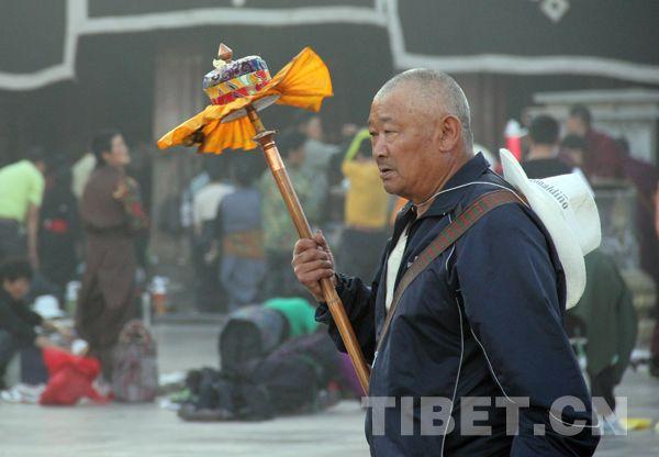 6月15日清晨，一位藏族老人在大昭寺前轉(zhuǎn)經(jīng)