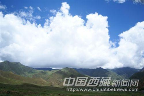 夏日，遠(yuǎn)眺次角林村風(fēng)光  彭月圓 攝