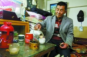  在八一農(nóng)場的傳達室，達娃品著甜茶，享受午后靜謐的時光。