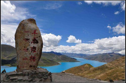 從羊卓雍措就可以看到寧金抗沙峰。（圖片來源于網(wǎng)絡(luò)）