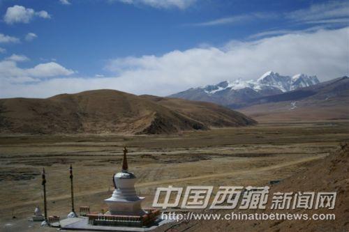遠眺年輕唐古拉山 彭月圓 攝