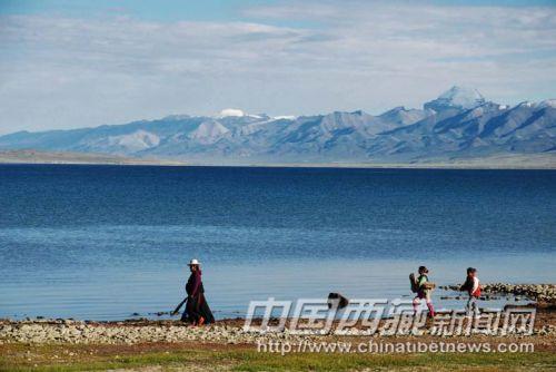 暢游在瑪旁雍措湖邊。