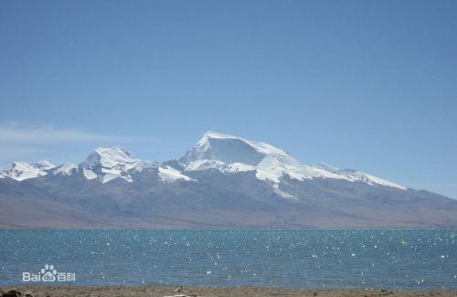 雪山與湖泊自成一體。