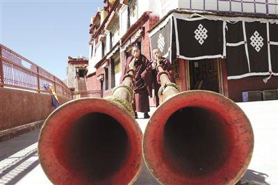  1、直孔噶舉派宗教音樂傳承人倫白（左）與僧人貢覺旺杰切磋長號吹奏技藝。 西藏日報記者 楊正林 攝