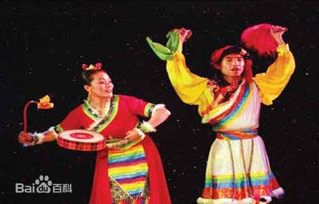 舞臺(tái)上的熱巴舞表演。