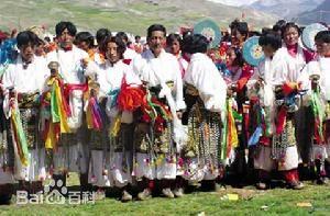 西藏各地?zé)岚臀璞硌荨?></p>   <p>西藏各地?zé)岚臀璞硌荨?/p>   <p>傳統(tǒng)節(jié)目</p>   <p>丁嘎熱巴的傳統(tǒng)節(jié)目很多，共有三十多個(gè)，每個(gè)節(jié)目的跳法和姿態(tài)各不相同，其內(nèi)容有講述藏族歷史、傳說故事的，也有為了寺院祭祀活動(dòng)的需要而宣揚(yáng)宗教思想的，代表性劇目包括：《歐冬》（擊鼓）、《曲杰羅?！罚_桑王子）、《斯白巴瑪感果》（原始的老父母）、《甲沙公覺郎巴》（迎請(qǐng)文成公主）、《古如多吉熱》（金剛舞場(chǎng)）等。丁嘎熱巴舞既有當(dāng)?shù)啬撩裎璧傅膭?dòng)律，又借鑒了昌都一帶熱巴鈴鼓舞的舞姿，以順手順腳的牧民舞蹈動(dòng)作為基本步法，上身表演吸收了昌都熱巴女子手鼓激情豪放的動(dòng)作，由此形成融匯藏東藏北舞蹈精華的獨(dú)特風(fēng)格。丁嘎熱巴中還有許多風(fēng)趣的表演動(dòng)作、模擬動(dòng)物的動(dòng)作及一些富有情節(jié)的小戲。</p>   <p>藝術(shù)特點(diǎn)</p>   <p>熱巴舞是一種由鼓鈸（單鈸）、鑼伴奏的集體大型歌舞，技巧性較強(qiáng)，初時(shí)舞姿輕捷，高潮時(shí)感情奔放，動(dòng)作粗獷有力。跳熱巴舞的原意是為了求佛保佑村寨平安、六畜興旺和禳災(zāi)、祈豐收。唱、舞、器樂、服裝等方面的藝人需經(jīng)事前長(zhǎng)時(shí)間的培養(yǎng)、訓(xùn)練，方能參加。熱巴舞共分12段，每跳一段前先念一段詞，大意是頌揚(yáng)天地日月、山川河流、菩薩等。所演節(jié)目最少不能少于九個(gè)節(jié)目：《頌天地，拜四方》、《太陽(yáng)、月亮、星星》、《鼓聲傳揚(yáng)，四方平安》、《神佛與我們同歌舞》、《吉友、迷拉師徒斗法》、《烏鴉吹大話》、《吉友，迷拉下神山》、《英雄尼布里戰(zhàn)勝惡魔獨(dú)尼阿巴》、《送神佛、貴賓》。熱巴中的舞蹈，為了吸引觀眾，講究舞姿的優(yōu)美，編排難度高的動(dòng)作，象古代的百戲帶有雜技、武術(shù)等藝技。舞時(shí)，男女人數(shù)相等，由領(lǐng)舞人扮主要角色。在鈴鼓聲中，通過跳、轉(zhuǎn)、翻動(dòng)作，圓好場(chǎng)地，招來觀眾，然后男女演員上場(chǎng)。</p>   <p class=