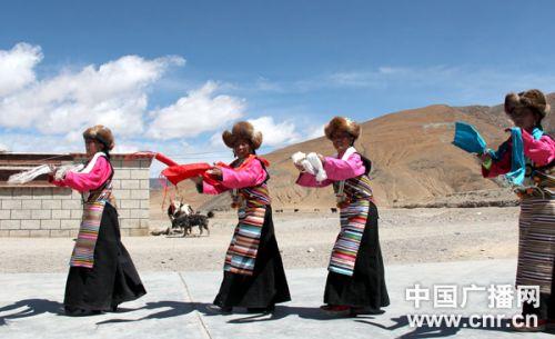 表演甲諧的女演員身著藏族女性的傳統(tǒng)服裝，手持哈達(dá)，邊歌邊舞。記者李洪濤 攝