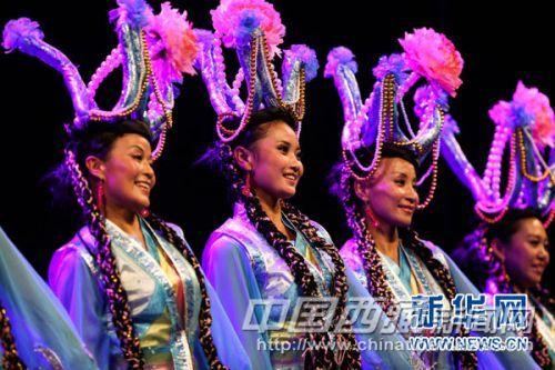 作為“2013德國?中國西藏文化周”的一部分，中國西藏自治區(qū)山南地區(qū)藝術(shù)團(tuán)當(dāng)晚通過民歌、舞蹈、服飾表演等形式，向現(xiàn)場數(shù)百名觀眾展示了豐富多彩的藏民族文化。