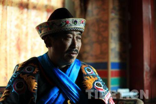 1桑杰次仁，西藏自治區(qū)級(jí)非物質(zhì)文化遺產(chǎn)米納羌姆的代表性傳承人　攝影：姚浩然