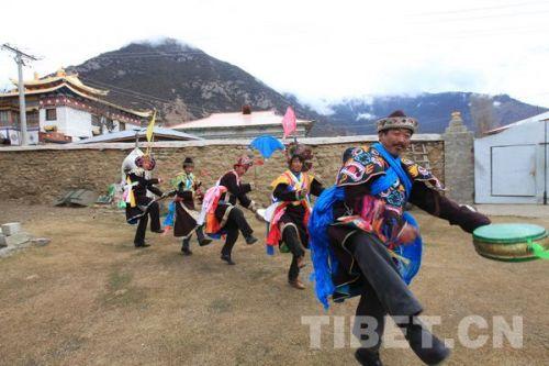 2012年12月21日，桑杰次仁（右前）帶領(lǐng)村民跳米納羌姆舞蹈　攝影：姚浩然