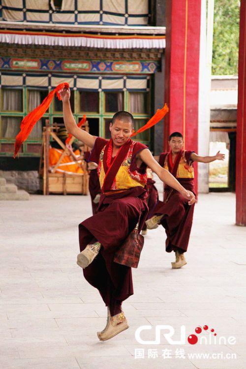 扎什倫布寺羌姆表演。