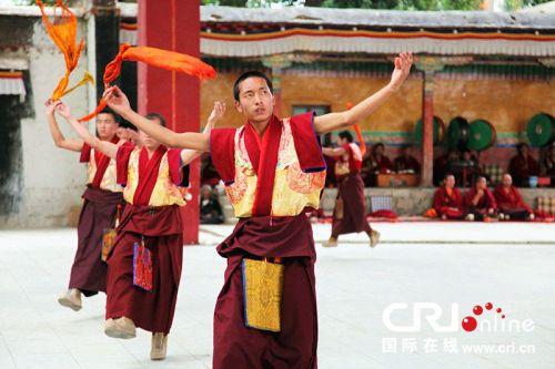 扎什倫布寺羌姆表演。