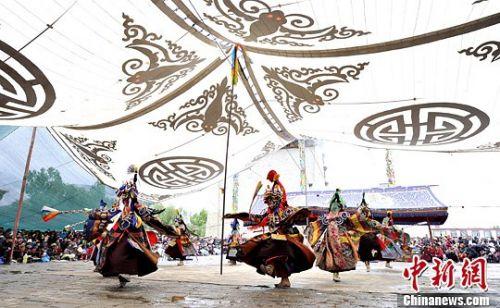 西藏山南地區(qū)桑耶寺僧人表演神舞。（李林/攝）