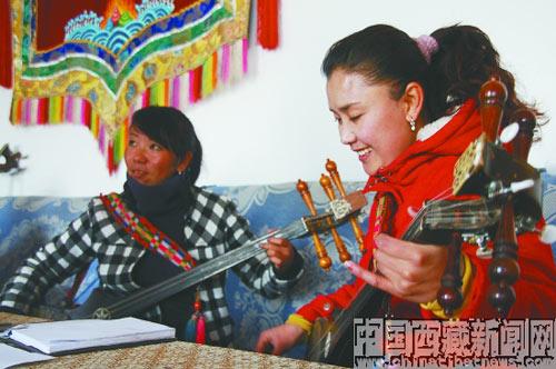龍日的學(xué)生在認(rèn)真學(xué)習(xí)扎年琴。龍日希望，學(xué)生們能將扎年琴聲帶到更遙遠(yuǎn)的地方。 記者 沈未蘭 攝