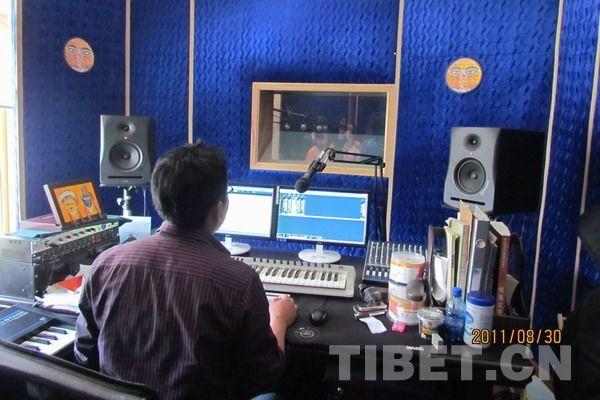 在自己的音樂工作室，金巴實現(xiàn)了自己的夢想