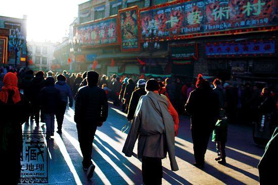 一到冬季，各地藏民都來到大昭寺的八廓街上傳經(jīng)，朝佛。