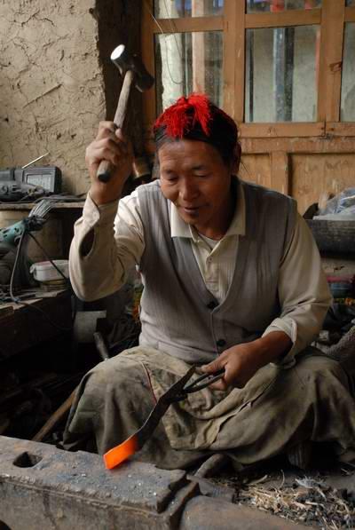 普達(dá)瓦正在鍛打刀刃